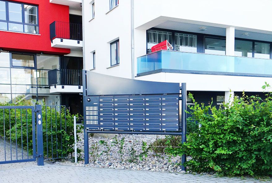 Großanlagen mit Briefkastenfächern für viele Parteien welche in individueller Optik produziert wurden