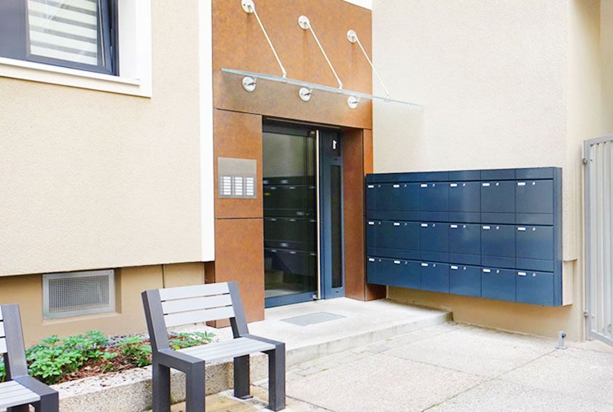 Großbriefkastenanlage zur Montage an der Wand die auch Zeitungen und große Briefe aufnimmt