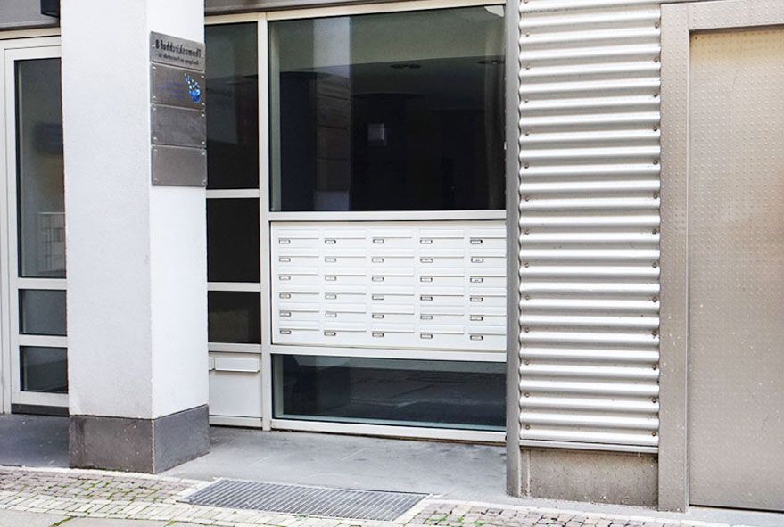 Große Anzahl an Firmenbriefkästen zu einer Briefkastenanlage zusammen gefasst