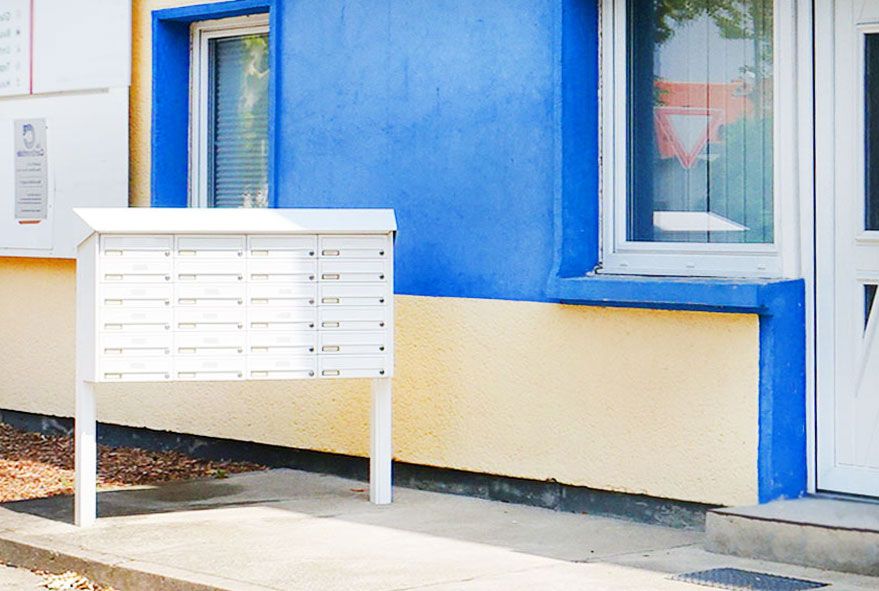 Große Anzahl an Postfächern bei frei aufstellbaren Briefkastenanlagen