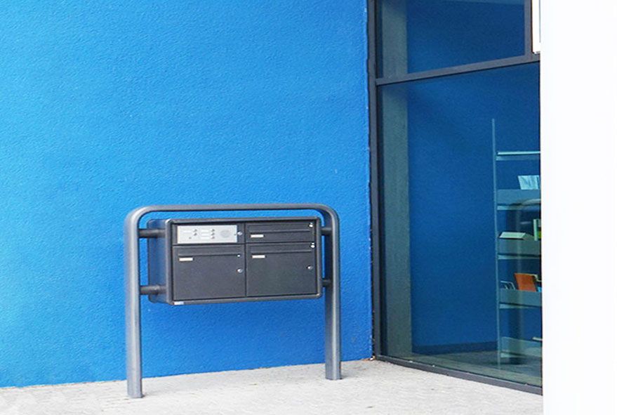 Große Einzelkästen welche eine enorme Tiefe aufweisen als Standbriefkastenanlagen aufstellen