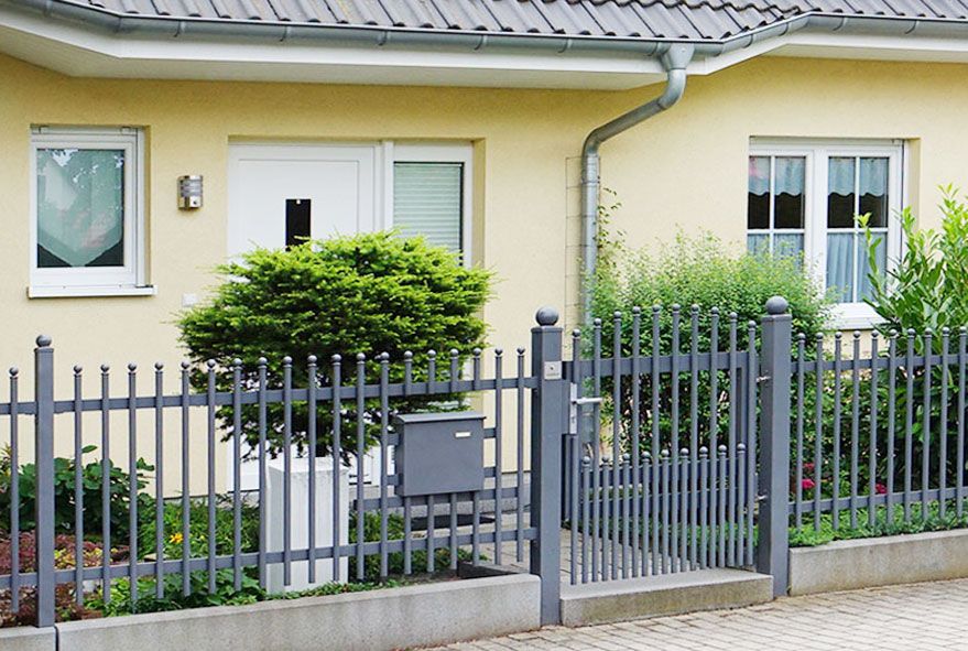 Günstige Briefkastenanlage mit einem Fach zur Anbringung im Zaunfeld