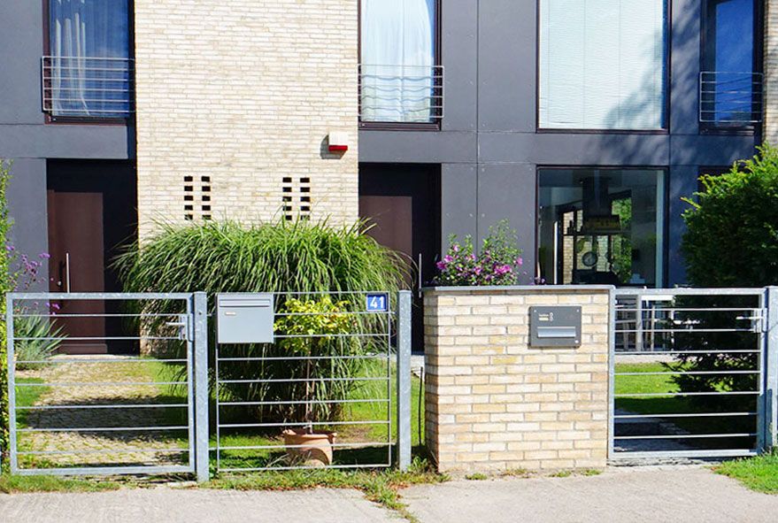 Häuser im gleichen Stil mit unterschiedlichen Briefkastenanlagen ausrüsten