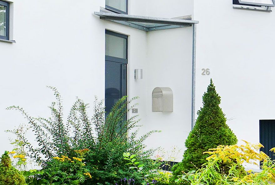 Hausansichten können mit Kombinationen aus Wandleuchten - Hausnummern und formschönen Wandbriefkästen Gestalt verliehen werden