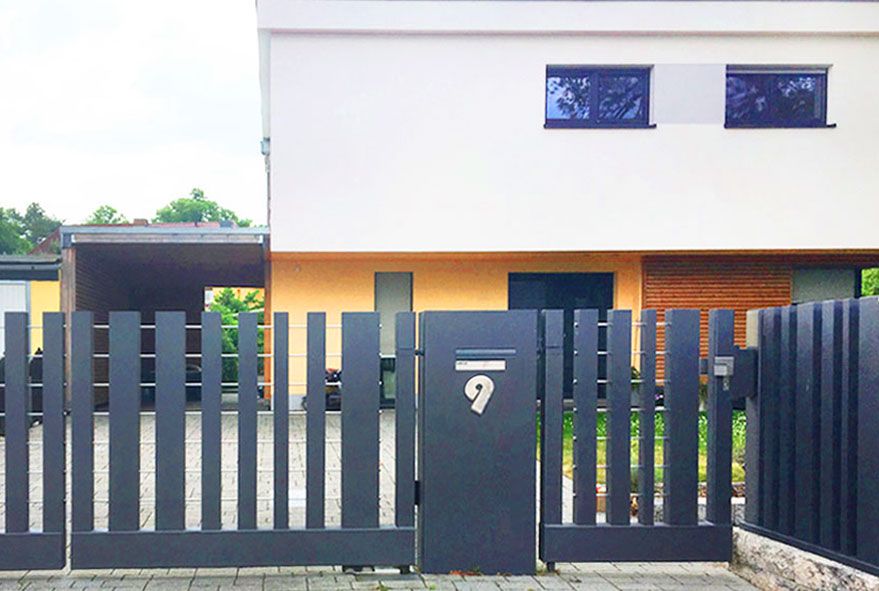 Hausnummer und Briefkasten als Anlage in Zaunpfosten oder Säule integrieren