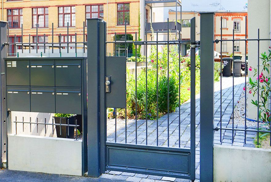Hinter Zaunaussparung freistehende Briefkästen als Zaunanlage aufstellen