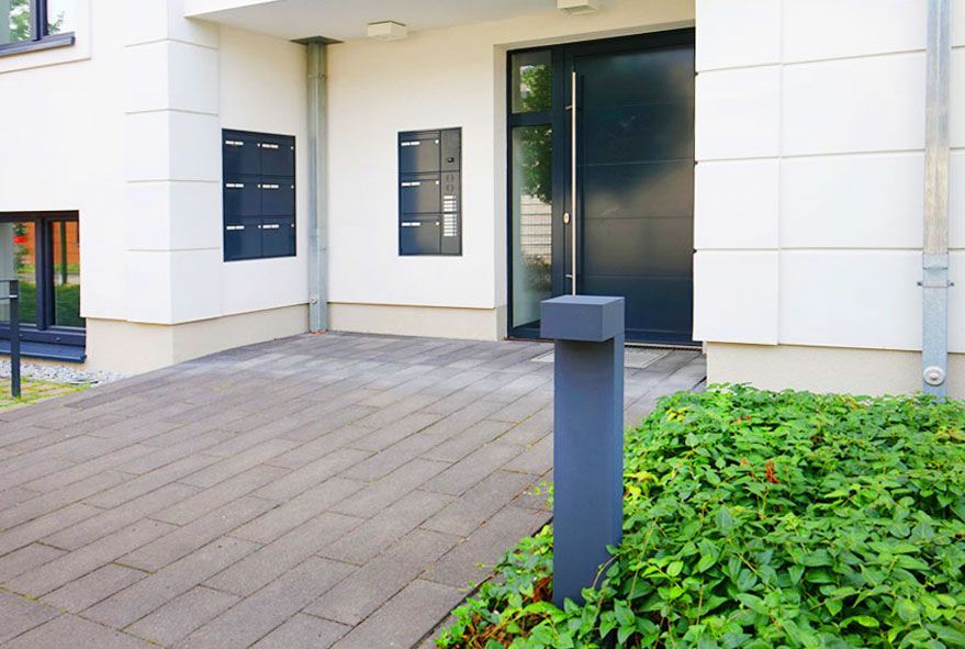 Hochauflösende Kamera und integrierte Gegensprechanlage als Kombination in modernen Briefkastenanlagen