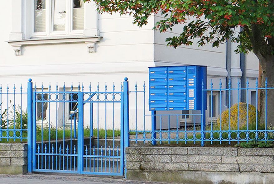 Identische RAL-Farben von Briefkasten und der Zaunanlage beim Kauf berücksichtigen