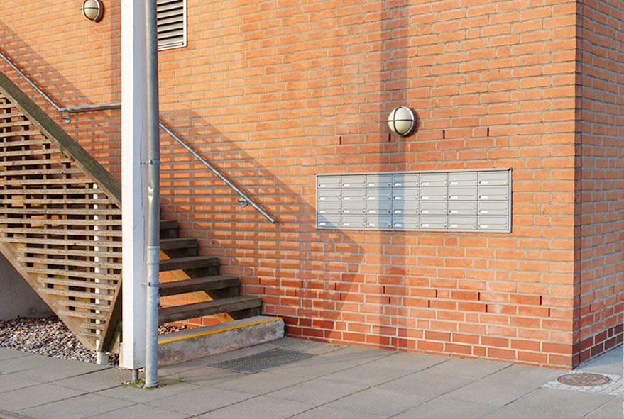 Im Außenbereich verwendbare stilvolle Briefkastenanlage zur Befestigung in der Wand mit dekorativem Putzabdeckrahmen