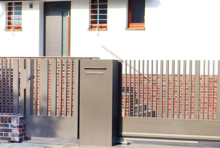 Im Bauhausstil angefertigte Briefkastenanlage mit klarer Linienführung