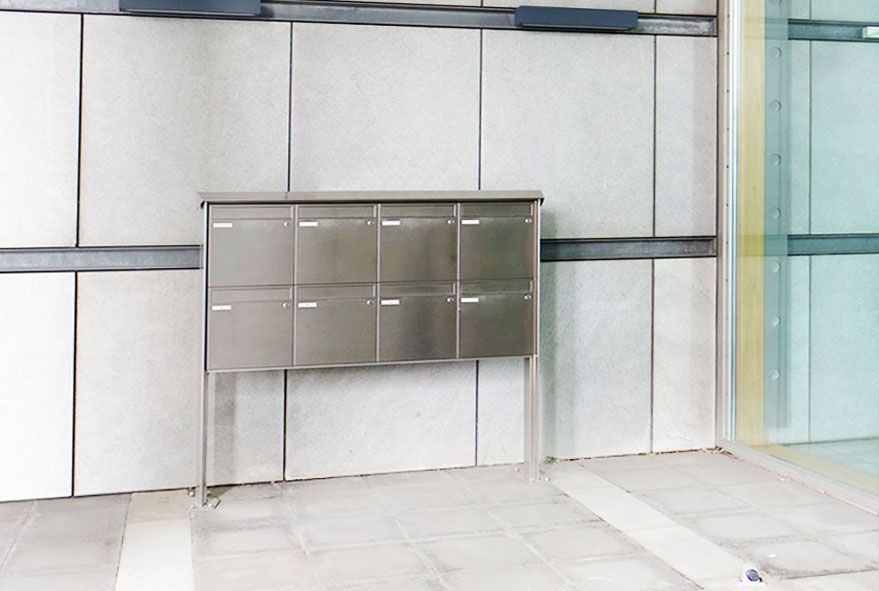 Im geschützten Bereich aufschraubbare Edelstahl Briefkastenanlage montieren