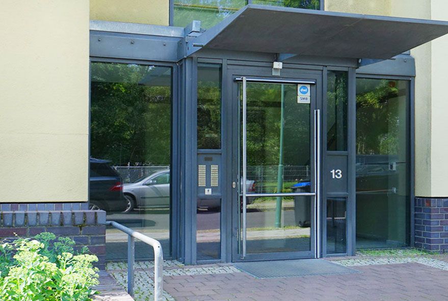 Im Hausflur montierte Briefkastenanlagen werden oft durch Klingelelemente am Türeingang ergänzt