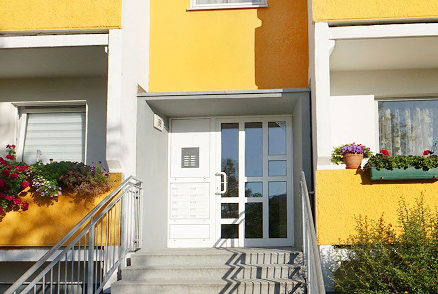 Im Hausflur von Mehrparteienhäusern oder in der Außenmauer können Briefkastenanlagen oder private Einzelbriefkästen angebracht werden