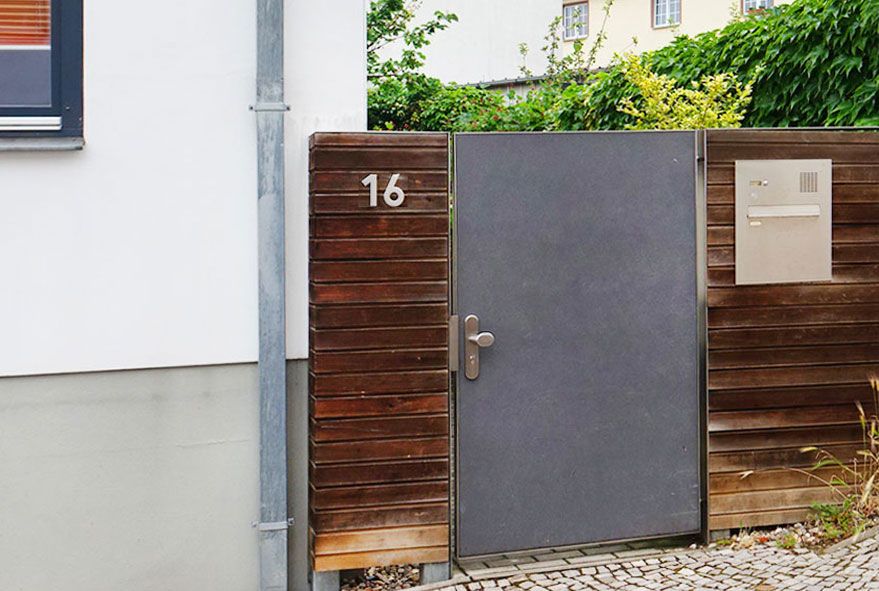 Im Holzzaun verbaute Einbaubriefkastenanlagen aus hochwertigem Edelstahl