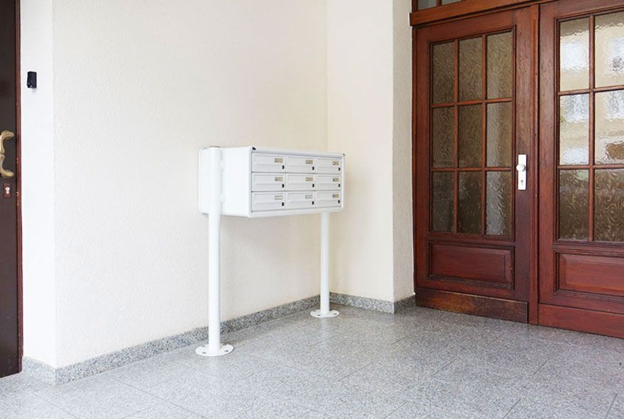 Im Innenbereich des Hauses Briefkästen zur Wandmontage oder freistehende Briefkastenanlagen verwenden