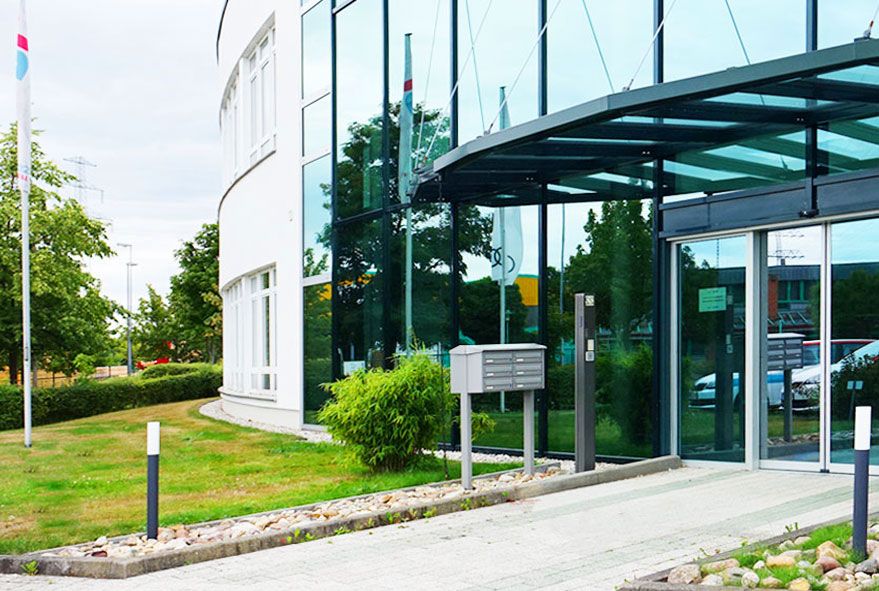 Im modernen Design gefertigte wetterfeste Briefkastenanlage mit sechs Fächern