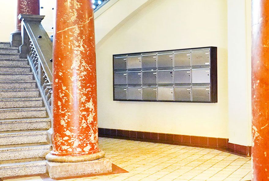 Im Treppenhaus hochwertige und große Briefkastenanlagen aus Edelstahl installieren