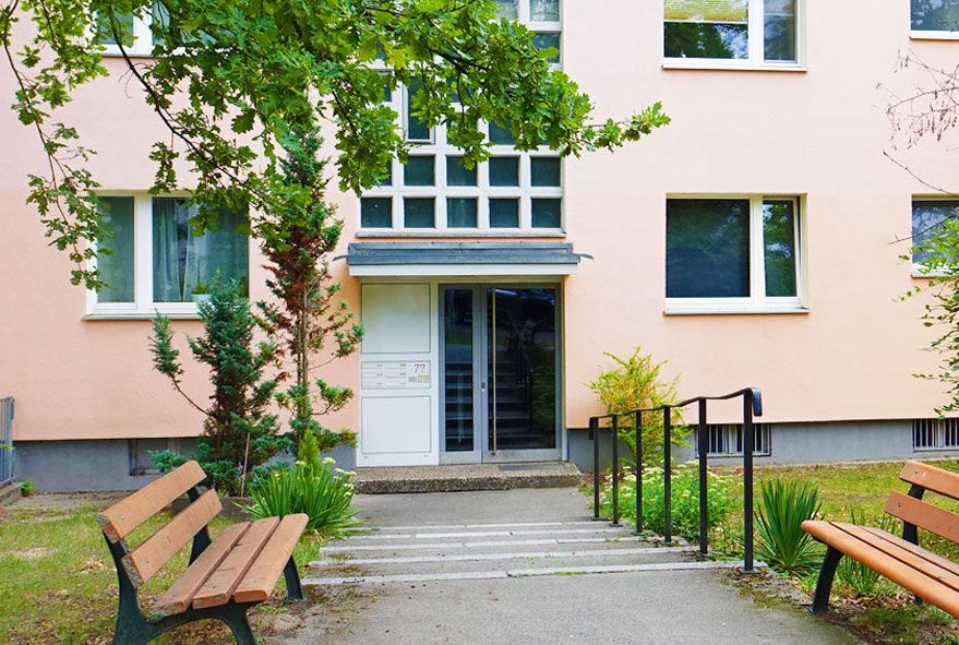 Im Türseitenteil flächenbündig abschließende Briefkastenanlagen mit eingelassenen Einwurfklappen verbauen