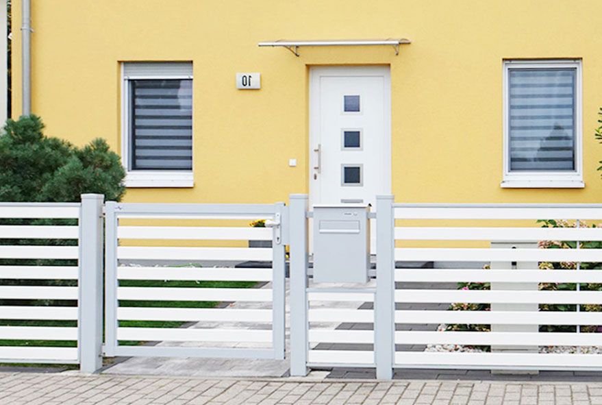 Im Zaunfeld oder an der Wand Briefkastenanlagen direkt oder indirekt befestigen