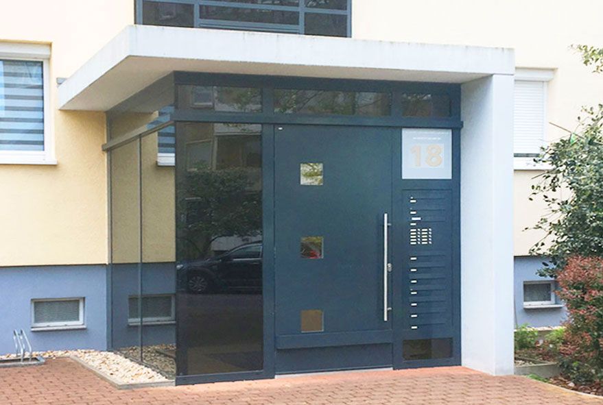 In den Vorbau eines Mietshauses integrierte Briefkästen als Anlage oder Einzelkästen