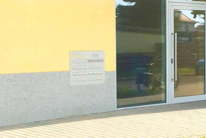 In der Hauswand bündig abschließende und platzsparende Briefkastenanlagen