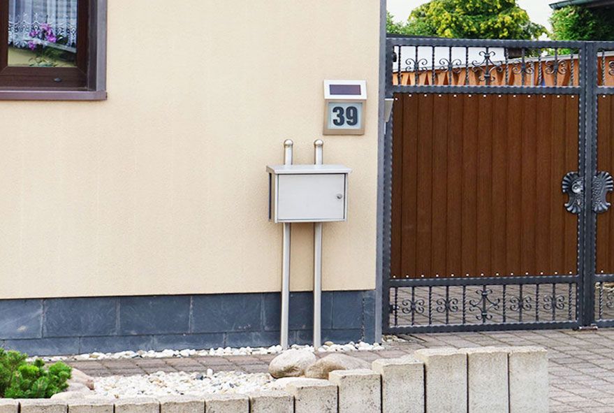 In Edelstahl oder farbig lackierte sofort lieferbare Briefkästen als Standanlagen erwerben