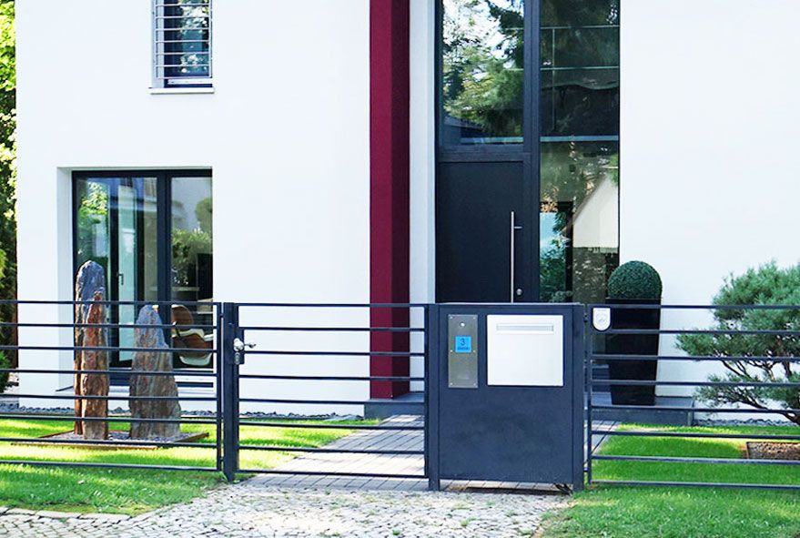 In einzigartiger Qualität und aus massiven Materialien hergestellte Fronten für Briefkastenanlagen