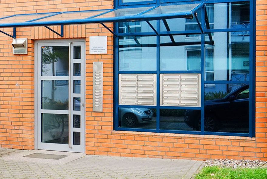 In Fensterelement eingebaute Briefkastenanlagen hochpreisig aber langlebig