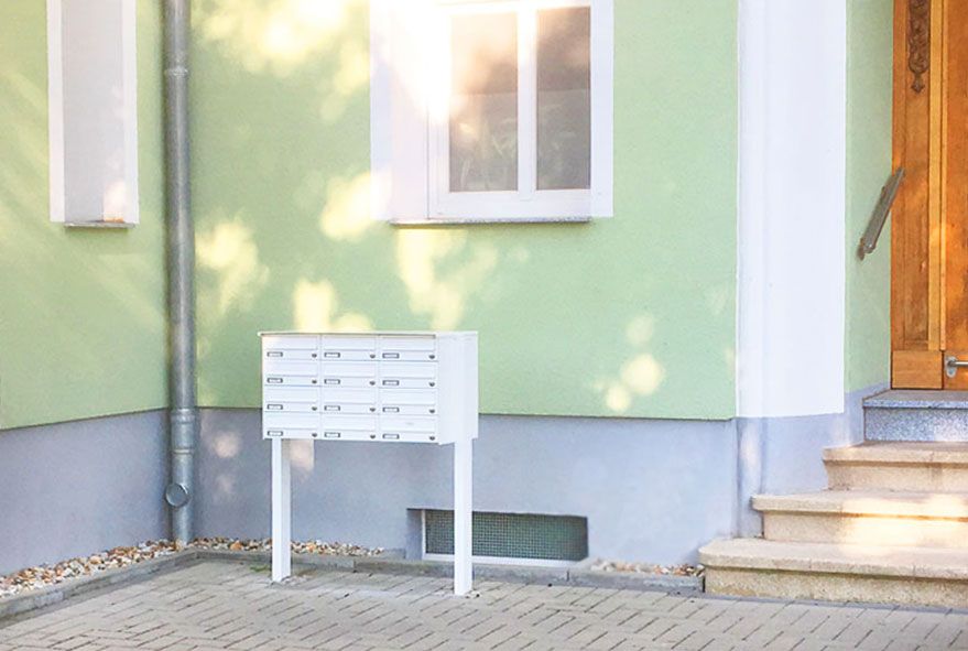 In geräumiger Ausführung eine wetterfeste Briefkastenanlage mit Standfüßen bestellen