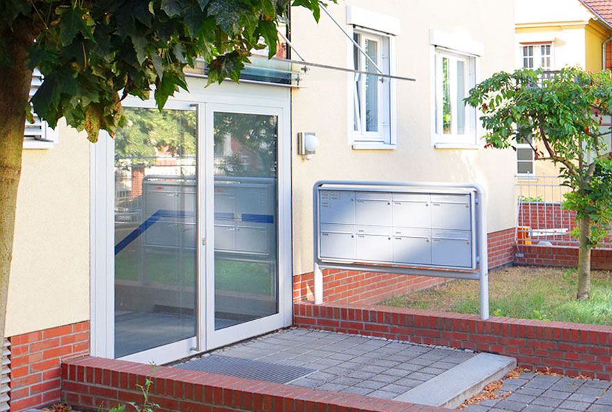 In gewünschter Anzahl miteinander verschraubte Postkastenfächer ergeben als ganzes eine Verbundbriefkastenanlage