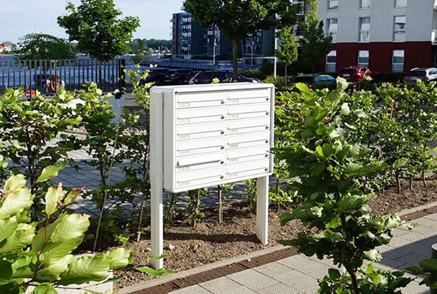 In großen Wohnanlagen einzelstehende Briefkastenanlagen verwenden
