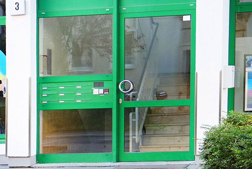 In großen Wohnblöcken praktische Durchwurfbriefkastenanlagen verwenden