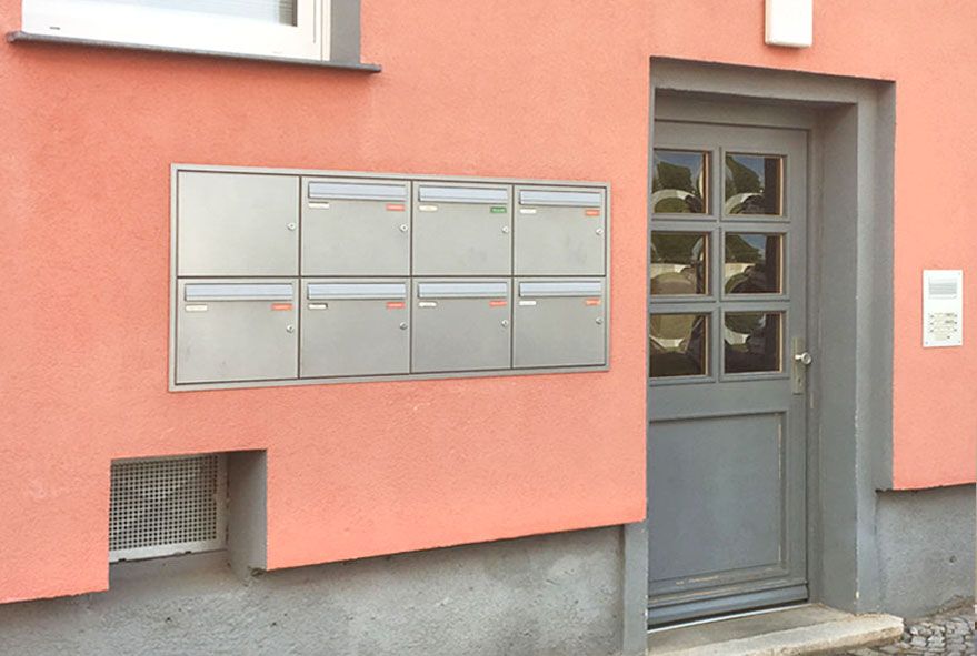 In Hauswand eingelassene Briefkastenanlage aus Edelstahl kaufen