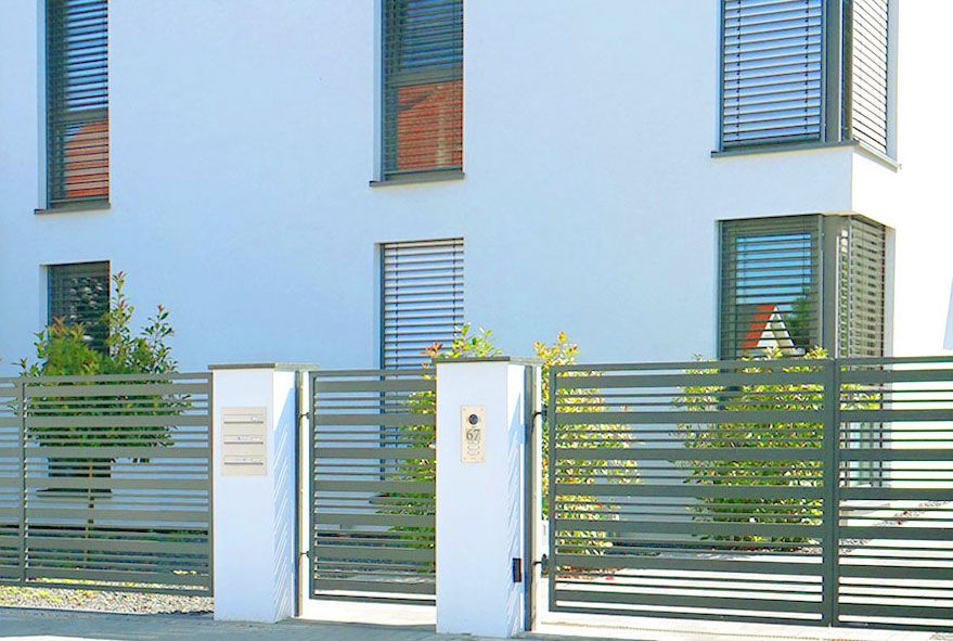 In je einen getrennten Pfosten eine Briefkastenanlage sowie einen Funktionskasten einbauen