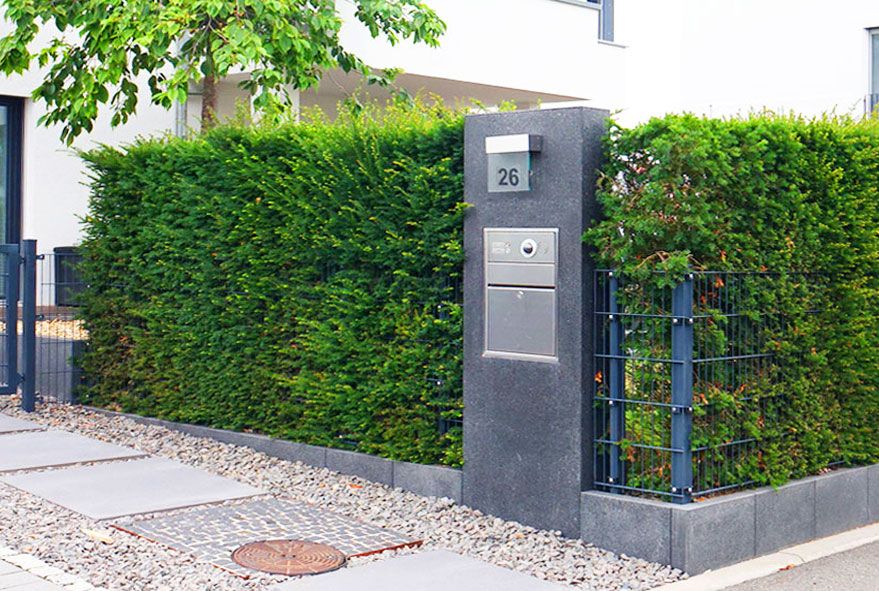 In Marmorsäule eingelassene Briefkastenanlage mit Hausnummer aus Edelstahl angefertigt