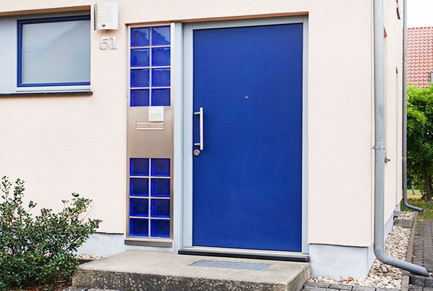 In noblem Design gebaute Häuser mit einer passenden Briefkastenanlage ausstatten