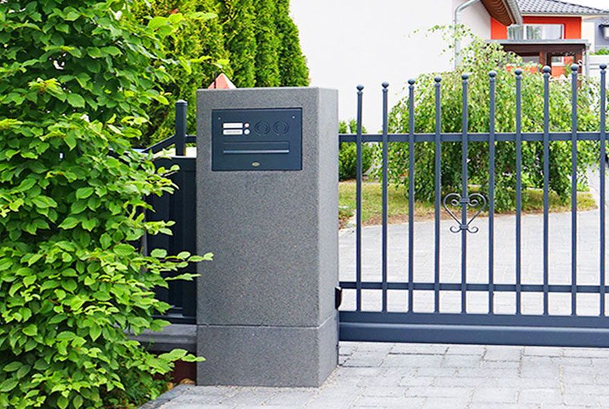 In speziellem Design angefertigte Briefkastenanlagen und Einzelkästen für Steinsäulen