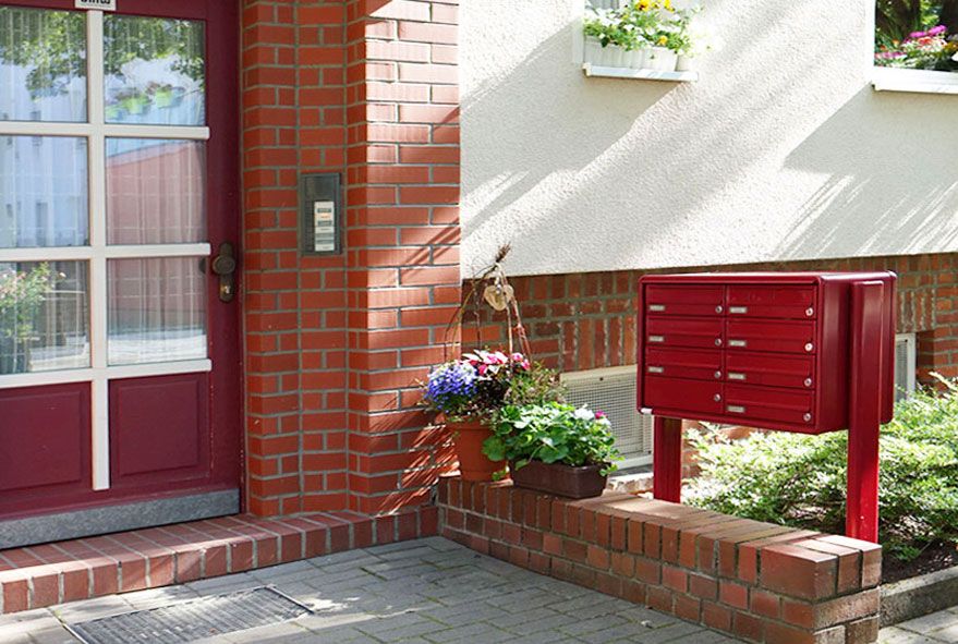 In unterschiedlichen Größen und Farben erhältliche Briefkästen und Postfächer auch als Anlage