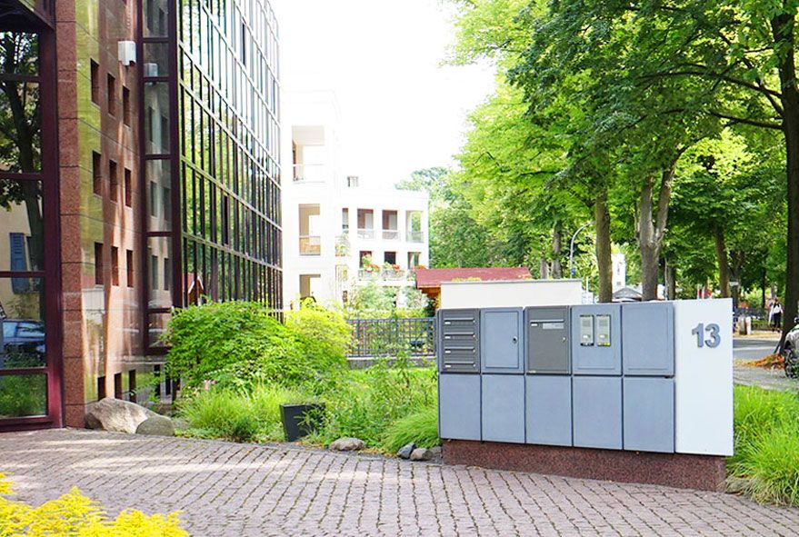 In unterschiedlichen vorhandenen Baukörpern eine Briefkastenanlage integrieren