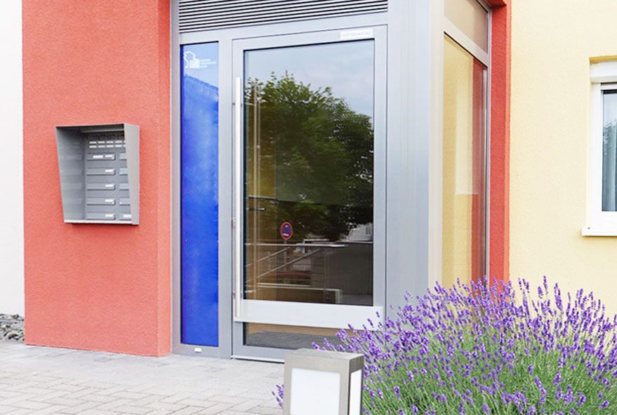 In Wand integrierte Briefkastenanlage mit 10 Fächern ausgestattet