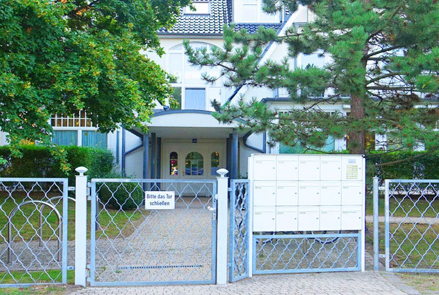 In wetterungeschützten Bereichen empfiehlt sich die Aufstellung einer robusten Briefkastenanlage