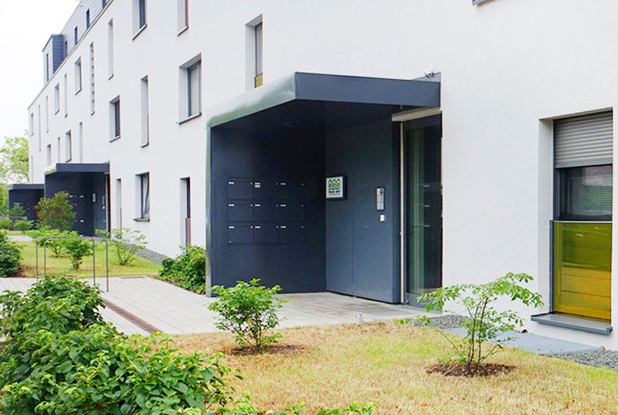 In Wunschfarbe hergestellte Briefkastenanlage - abgestimmt auf die Hausfassadenfarbe