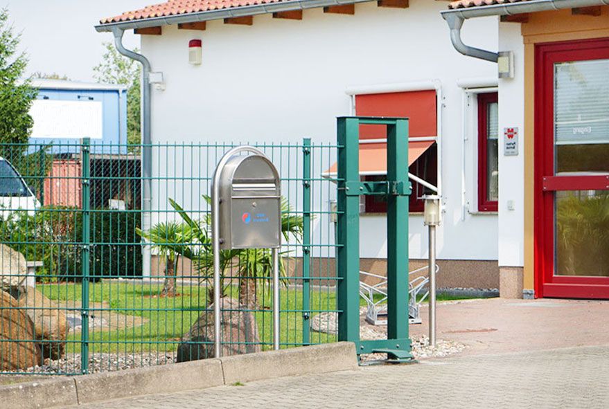 Informationen zu Postboxanlagen in premium Qualität sowie individuellen Briefkästen anfordern