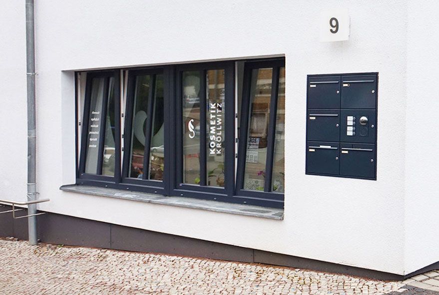 Kamera und Klingel können in moderner Bauweise zusammen mit der Briefkastenanlage in die Mauer eingelassen werden