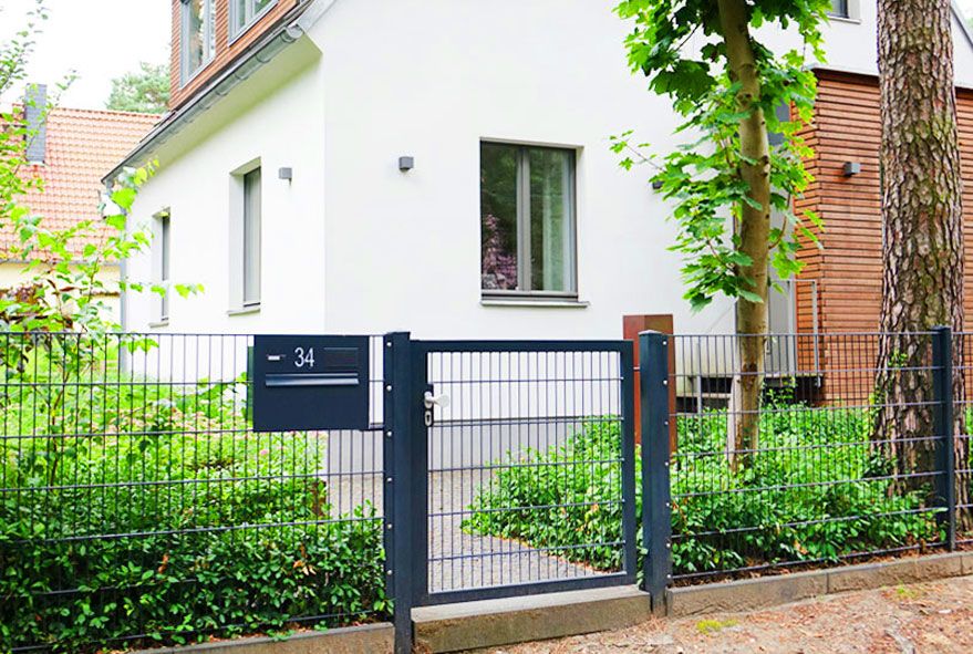 Klare Formsprachen beim Briefkästen oder der Briefkastenanlagen setzen überzeugende Akzente an Haus und Grundstück