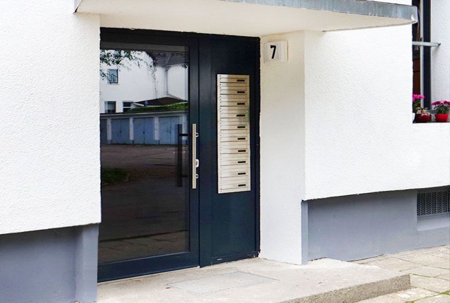 Komfortable Edelstahlanlage mit übereinander angeordneten Briefkastenfächern