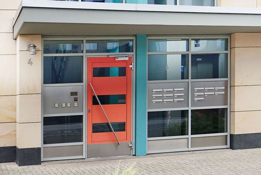Komplett aus Edelstahl angefertigte Briefkastenanlagen die von außen befüllbar sind