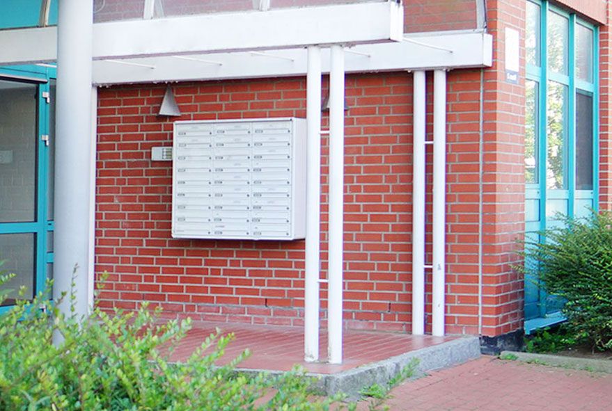 Kostengünstige Briefkastenanlagen in der viele Postfächer zu einem Montageblock fest verbaut