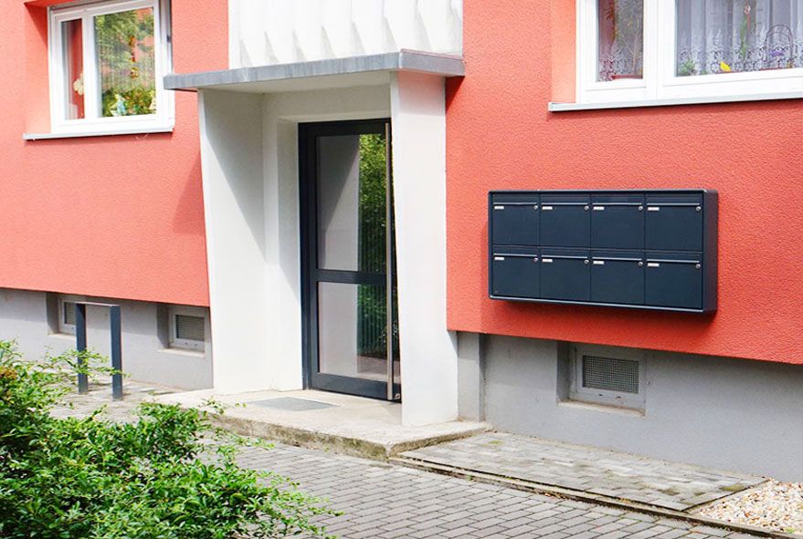 Lackierte 8er Briefkastenanlage an oder in die Hausmauer zu montieren