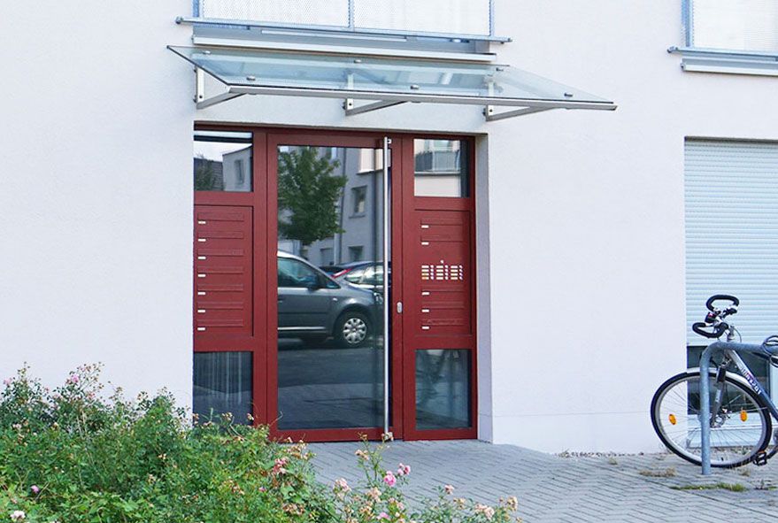 Links und rechts je eine Türseitenteilbriefkastenanlage nach Kundenvorgaben montieren